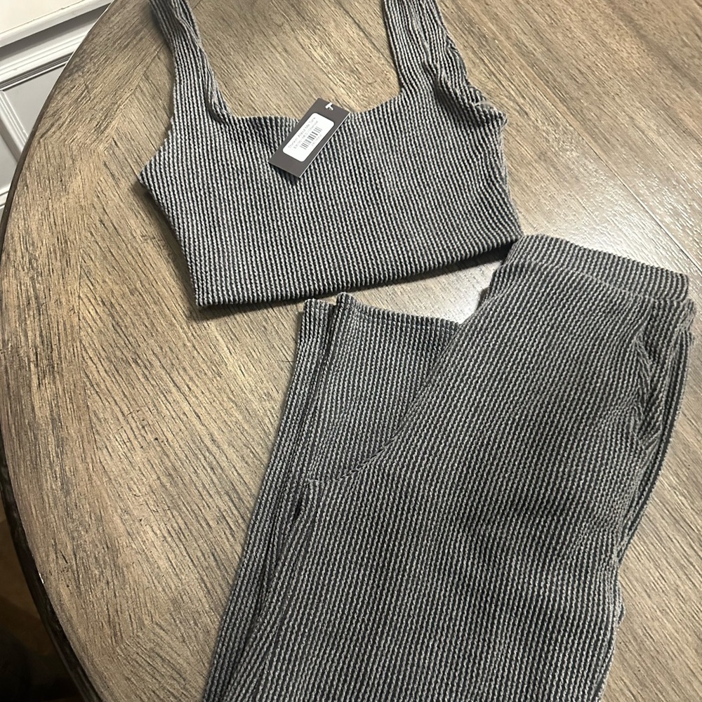 New with tags lounge set. Pants small. Top Med.